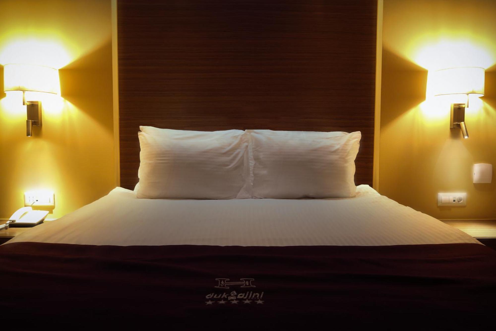 Hotel Dukagjini Печ Экстерьер фото